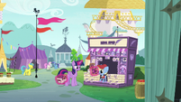 Twilight gives news stand pony another journal copy S7E14