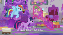 Twilight trying to get goo off of Spike S8E16