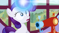 Filly Rarity's horn glowing S1E23