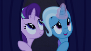 S06E06 Starlight i Trixie wyglądają zza kurtyny.png