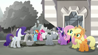 Sunny Skies bowing to Princess Twilight MLPRR
