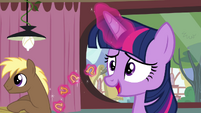 Twilight levitating horseshoe-shaped foods S4E15