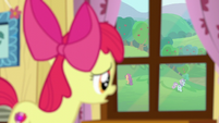 Apple Bloom seeing her friends leaving S6E4