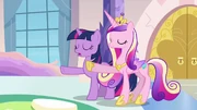 Cadance ajudando Twilight a se acalmar.