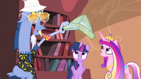 Discord about to put map shaped like a hat on Twilight S4E11
