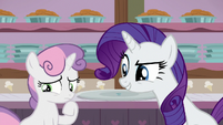 Rarity waiting for Sweetie Belle's reaction S7E6