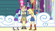 Vignette caught between Rarity and AJ EGROF