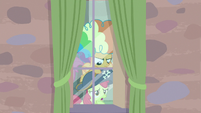 Apple Bloom pops up from under Scootaloo S7E8