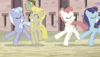 Equal ponies dancing out of sync S5E1