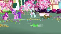 Gummy getting dragged by a balloon S8E18