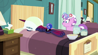 Luna covers her head with a pillow S9E13