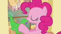 Pinkie kisses Gummy S5E11