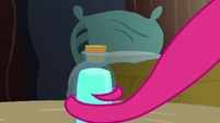 Pinkie picks up shampoo bottle with her mane S7E19.png (488 KB)