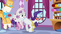 Rarity trying to shake Sweetie Belle off S9E22