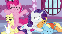 Rarity waking up her friends S9E7