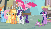 S03E04 Pinkie wącha placki marchewkowe.png