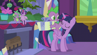 Twilight allows Spike to open his present S5E20