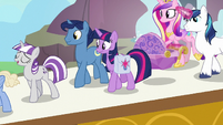 Twilight and her family board the zeppelin S7E22