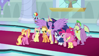 Twilight sings in the middle of her friends S9E26