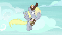 Derpy trying to read an envelope S8E25