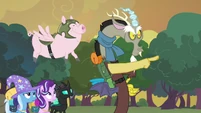 Discord directing the Pigasus S6E26