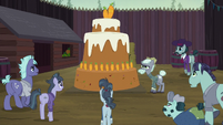 McColts looking at the Hooffields' cake S5E23