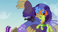 Pharynx tackling the maulwurf from the side S7E17