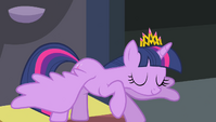 Twilight bowing to Princess Celestia S4E24