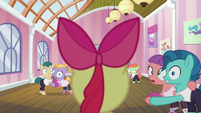 Apple Bloom barges into the dance school S6E4