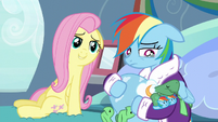 Fluttershy se sienta junto a Rainbow Dash EDdT