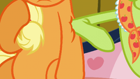 Granny Smith elbowing Applejack S3E8