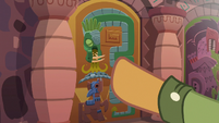 Quibble Pants points to first door S6E13