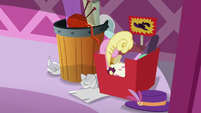 Rarity's clearance bin S6E6