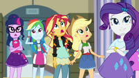 Rarity's friends in awe of the new stage EGS1