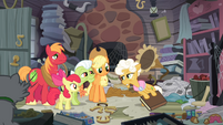 The Apples see Goldie pulling a book S4E09