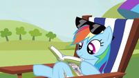 Rainbow está leyendo el mismo libro de nuevo, a pesar de que Twilight tiene una gran cantidad de libros de Daring Doo.