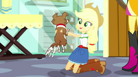 Applejack holding a clean Winona SS7