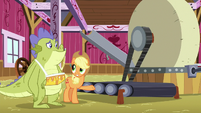 Applejack showing cider press to Sludge S8E24