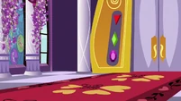 Canterlot Castle corridor at midday S7E10