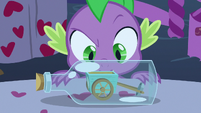 Spike looking at model of Sugar Belle's wagon S8E10