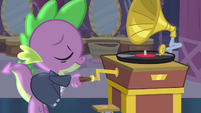 Spike turning on the gramophone S4E13