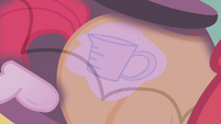 Apple Bloom sees a measuring cup as her cutie mark S1E12