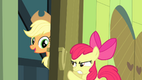 Apple Bloom tries to close the door S4E17