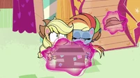 Cowpony hat floats out of Twilight's package PLS1E3a.png (645 KB)