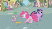 Pinkie Pie looking at the tickets S1E03