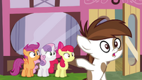 Pipsqueak pointing to the CMC S4E15