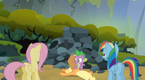 Spike scratching Applejack's back S3E9