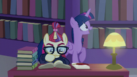 Twilight pretending to be surprised S5E12