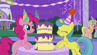 Pinkie Pie and Lemon Hearts eating cake S5E12