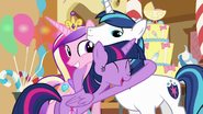 S05E19 Twilight przytula Shining Armora i Cadance